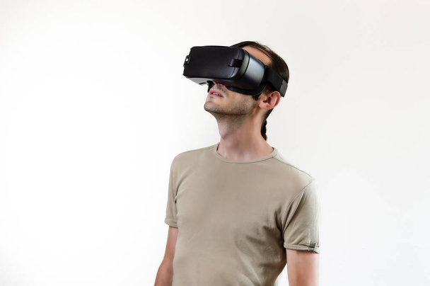 Человек изучает современные технологии виртуальной реальности с головой установлен дисплей на белом фоне
 - Фото, изображение