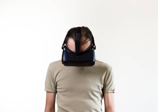 Uomo che esplora la moderna tecnologia realtà virtuale con display montato sulla testa su sfondo bianco
 - Foto, immagini