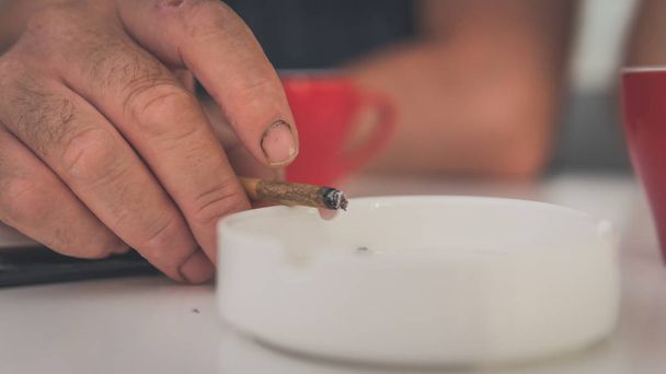 Medische marihuana gewricht in de hand, close-up. Roken cannabis  - Foto, afbeelding