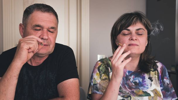 A pár felnőtt személy dohányzás orvosi marihuána közös. - Fotó, kép