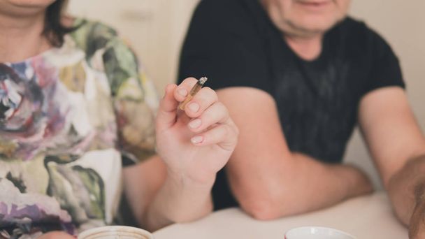 A pár felnőtt személy dohányzás orvosi marihuána közös. - Fotó, kép