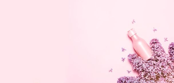 Kreatív minimális szépség és egészségügyi háttér rózsaszín palack - Fotó, kép
