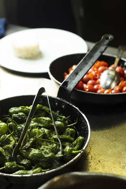 pimientos verdes cocidos y tomates cherry
 - Foto, Imagen