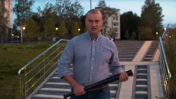 Εγκληματίας με ρόπαλο του μπέιζμπολ στη νυχτερινή πόλη - Πλάνα, βίντεο