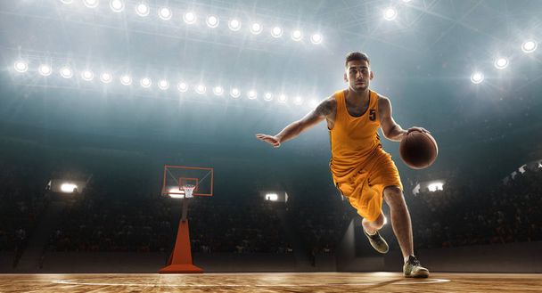 Joueur de basket professionnel dribble une balle
 - Photo, image