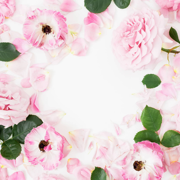 Πλαίσιο από ροζ λουλούδια σε λευκό φόντο. Φλοράλ lifestyle - Φωτογραφία, εικόνα