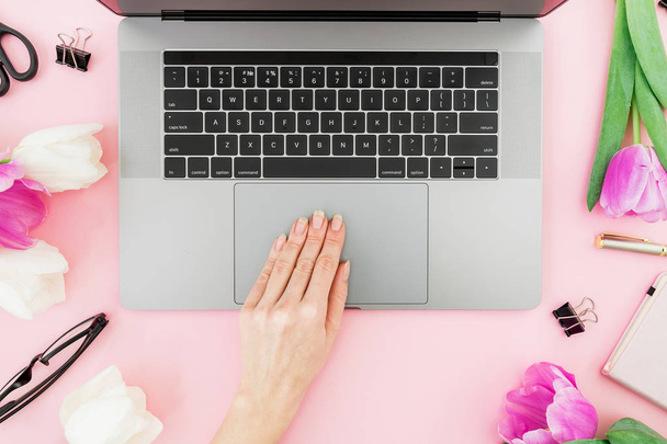 Mujer freelancer escribiendo con laptop. Lugar de trabajo con mano femenina
 - Foto, imagen