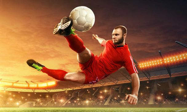 Un calciatore che prende a calci un pallone. Campo da calcio notturno illuminato con drammatico cielo notturno
 - Foto, immagini