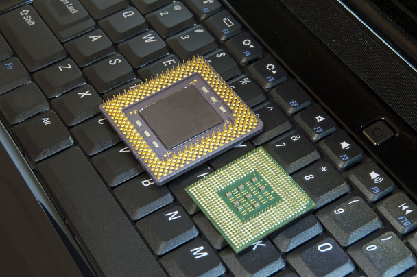 Центральні мікропроцесори для комп'ютера на фоні плати
 - Фото, зображення