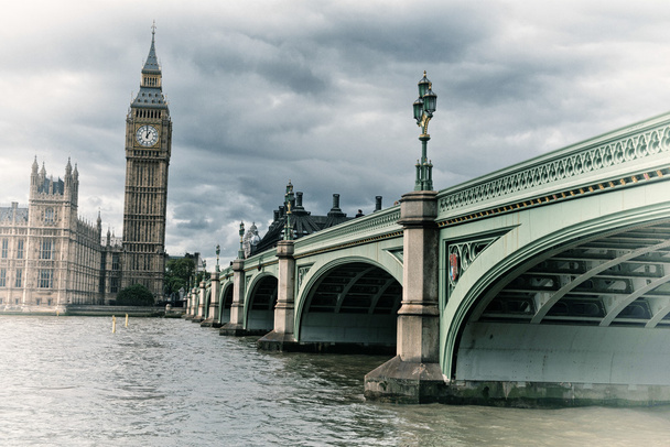 wspaniały widok z Mostu Westminsterskiego i Pałac Westminsterski - Zdjęcie, obraz