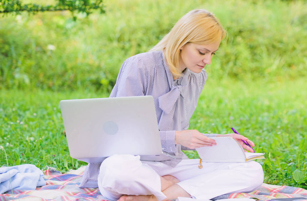 Opas aloittaa freelance uran. Liikenainen freelance työskentelee ulkona. Nainen kannettava tietokone istua matto ruoho niitty. Aloitamme freelance-bisneksen. Online tai freelance ura ideoita käsite
 - Valokuva, kuva