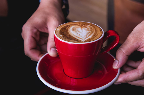 piros csésze kávé forró ital aroma, kávé szív  - Fotó, kép