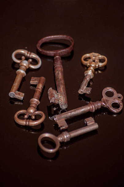 Έξι παλιά σκουριασμένα κλειδιά - Φωτογραφία, εικόνα