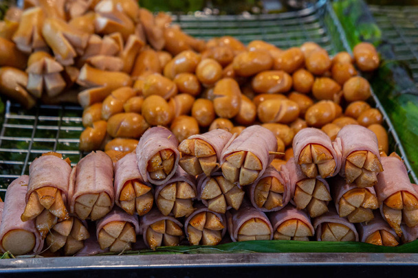 Hot-dogs au bacon frit, restauration rapide, disponibles dans le commerce
 - Photo, image