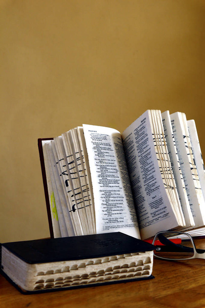 Αγία Βίβλος σε τραπέζι και γυαλιά - Φωτογραφία, εικόνα