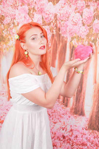 lány tartja szív alakú, vörös bolyhos puha párna a Valentin-napi szerelem - Fotó, kép