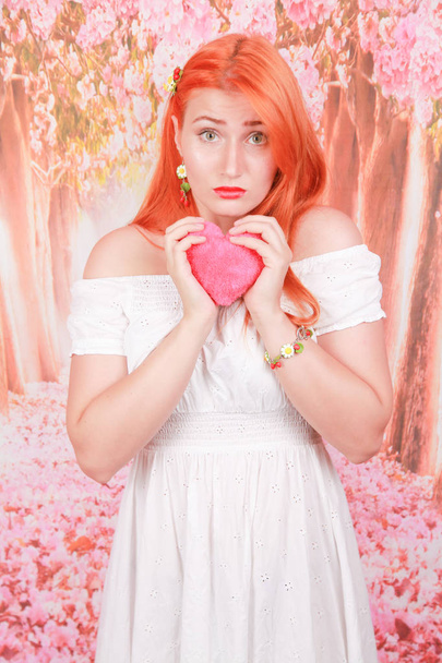 kız Sevgililer günü aşk için Kalp şekli kırmızı kabarık yumuşak yastık tutar - Fotoğraf, Görsel