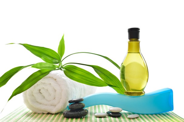 Tratamento de spa com toalhas e bambu verde isolado em fundo branco. Imagem de alta resolução
. - Foto, Imagem