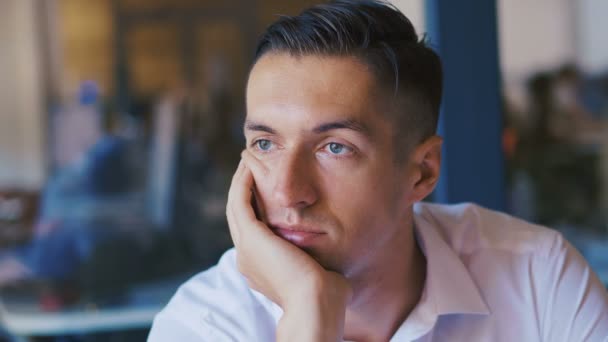 Portré Tired hangsúlyozta üzletember ül az irodában a depresszió. A munkahelyi problémák fogalma az irodai munkában. - Felvétel, videó
