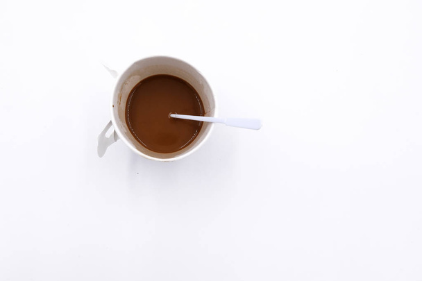 Vue du dessus d'une tasse de café en papier sur fond blanc
 - Photo, image