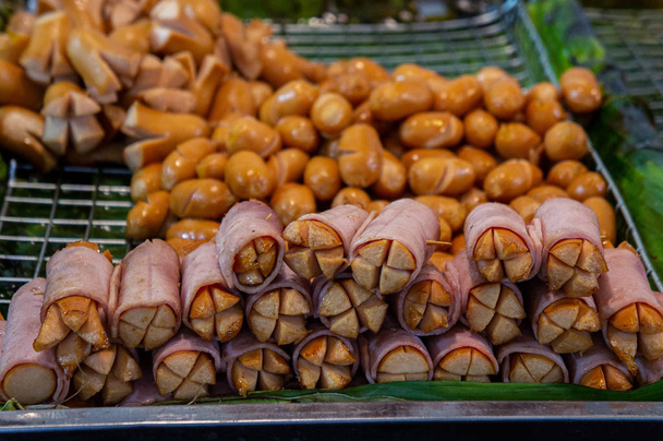 Hot-dogs au bacon frit, restauration rapide, disponibles dans le commerce
 - Photo, image