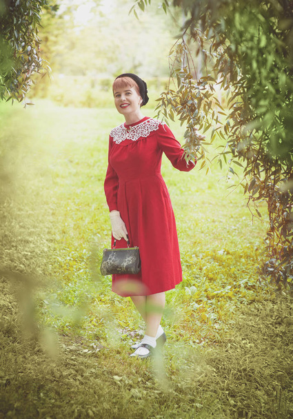 Женщина в стиле ретро в красном платье
  - Фото, изображение