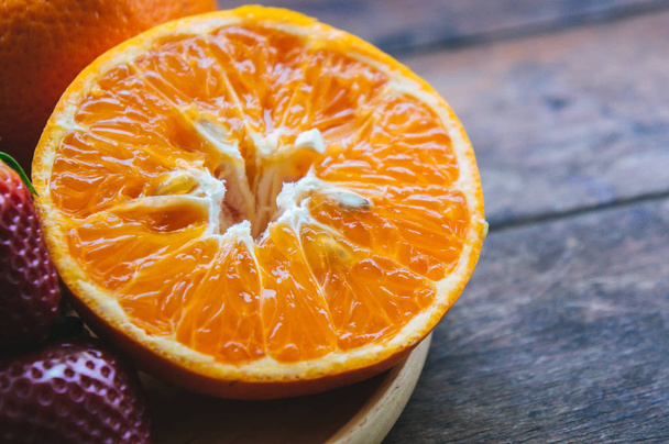 dieta de vitamina de frutas de morango e laranja para saudável
  - Foto, Imagem