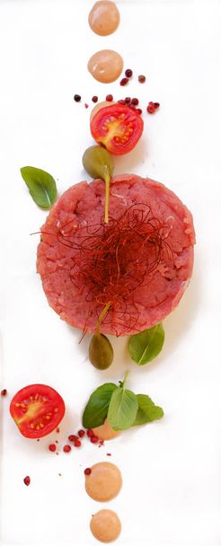 オリーブとソースのマグロのタルタル。食品コンセプト - 写真・画像