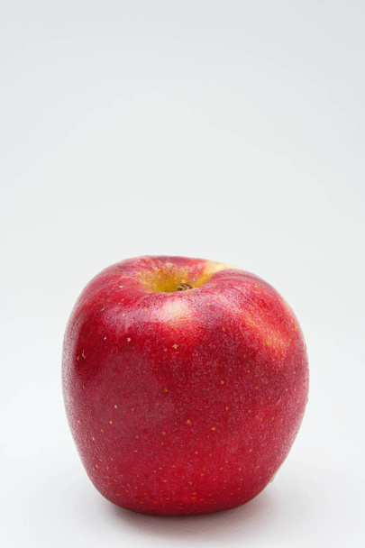 Beyaz arkaplanda kırmızı elma meyvesi - Fotoğraf, Görsel