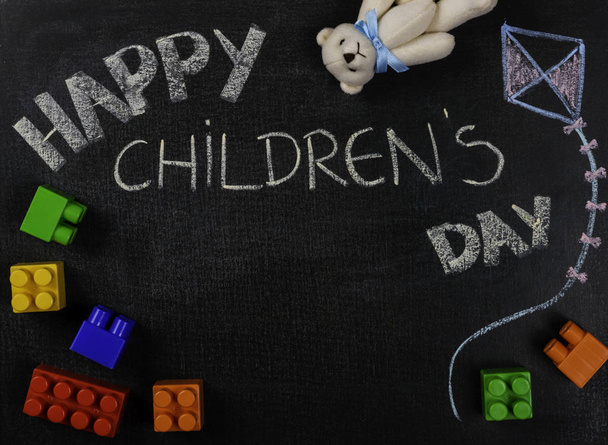Рисунок на наждачной бумаге. Happy Children 's day and assembling parts. Копирование пространства
. - Фото, изображение