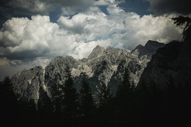 гори альпи літні камені рослинність небо хмари
 - Фото, зображення