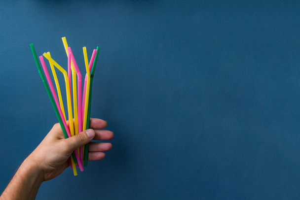 plastic straws in a hand - Foto, Imagen