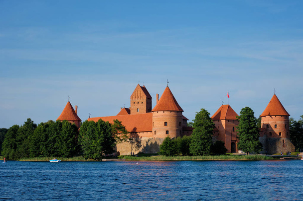 Κάστρο του νησιού Trakai στη λίμνη Galve, Λιθουανία - Φωτογραφία, εικόνα