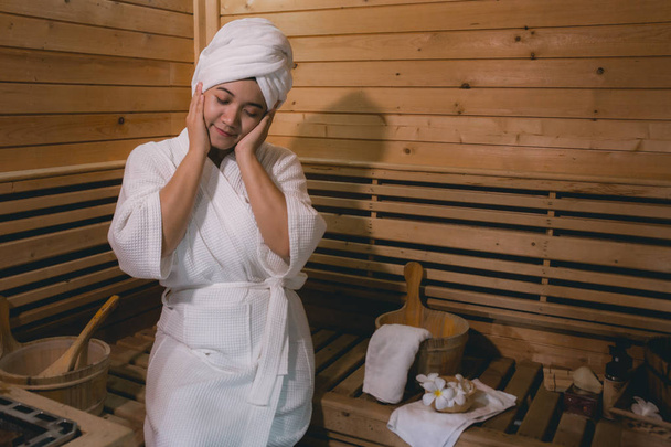meisje in de sauna kamer, verfrissend in tropisch houten kamer. Aan  - Foto, afbeelding