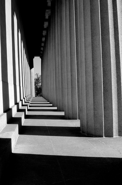 Sombras en columnas modernas en el suelo
 - Foto, Imagen