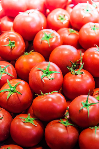 Fresh organic tomatoes on the street stall - Φωτογραφία, εικόνα