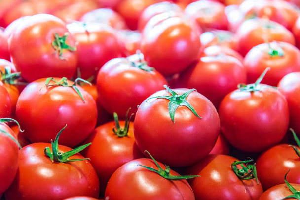 Sokak tezgahında taze organik domates - Fotoğraf, Görsel