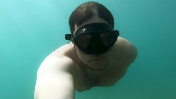 man in masker zwemmen onderwater snorkelen zomer vakantie - Video