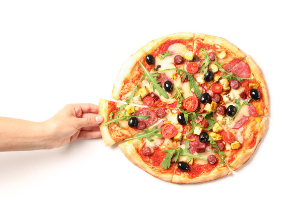 女性の手は、白い背景に隔離されたピザの一部を取ります - 写真・画像