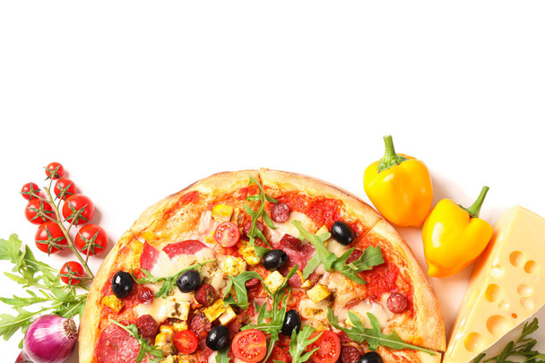 Sabrosa pizza e ingredientes aislados sobre fondo blanco - Foto, Imagen