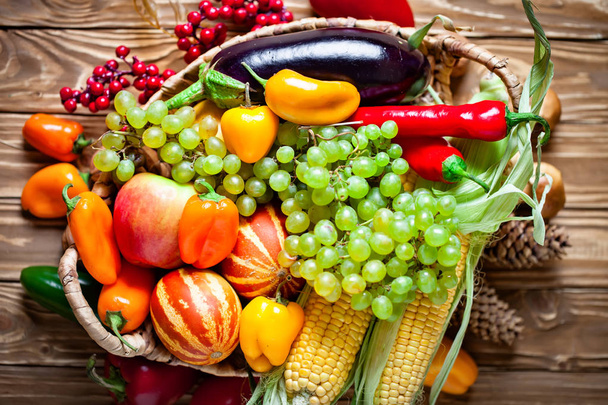 Sebze ve meyvelerle süslenmiş bir masa. Hasat Festivali. Mutlu Şükran Günleri Sonbahar arkaplanı. Seçici odak. - Fotoğraf, Görsel
