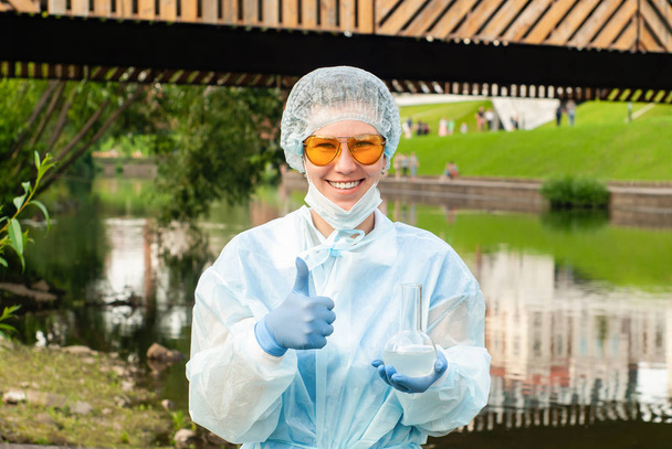 женщина-эколог или эпидемиолог указывает на превосходную городскую вату
 - Фото, изображение