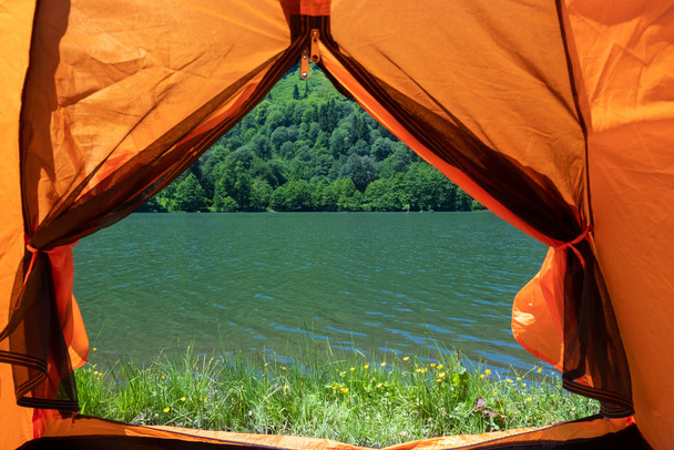 湖の風光明媚なキャンプ場でのキャンプテント - 写真・画像