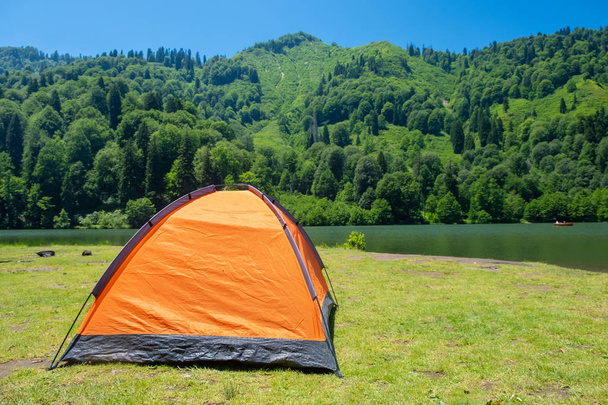 Tenda de acampamento no acampamento cênico em um lago
 - Foto, Imagem