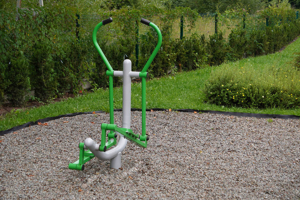 εξωτερική πράσινη-γκρι μηχανή άσκησης σιδήρου για αθλήματα. δημόσιο γυμναστήριο, - Φωτογραφία, εικόνα