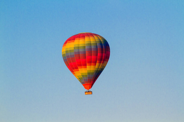 αερόστατο ζεστού αέρα που πετούν πάνω από τη θεαματική Καππαδοκία - Φωτογραφία, εικόνα