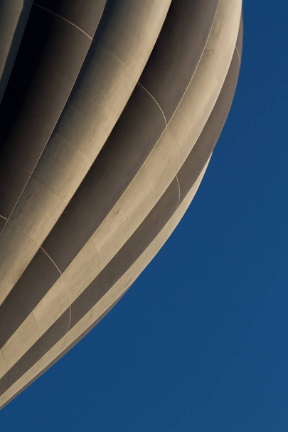 повітряній кулі летить над вражаючі Каппадокія - Фото, зображення