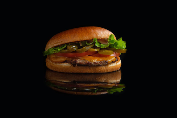 klasyczny Burger na czarnym tle - Zdjęcie, obraz