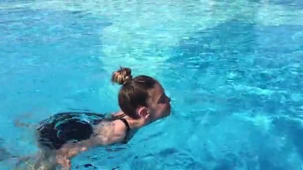 Νεαρό κορίτσι σε εσωτερική πισίνα, αργή κίνηση - Πλάνα, βίντεο