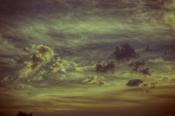 Πολύχρωμο HDR ηλιοβασίλεμα ουρανό με σύννεφα - Φωτογραφία, εικόνα
